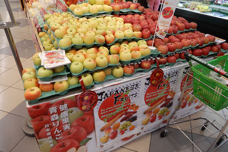 青森りんごを販売する台湾のスーパーマーケット