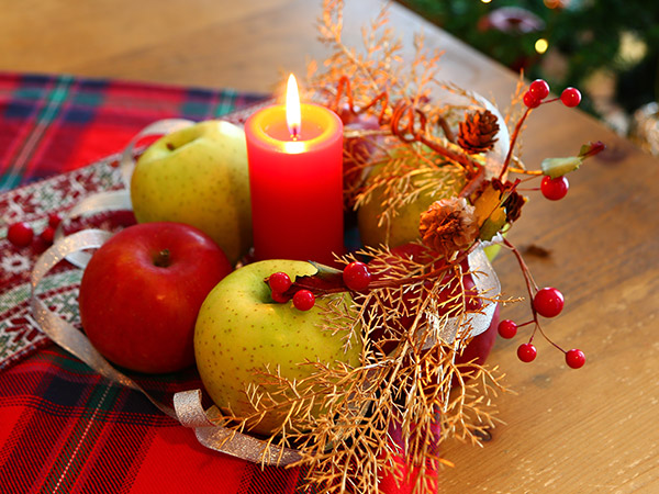 クリスマスの飾りつけに添えられているりんご
