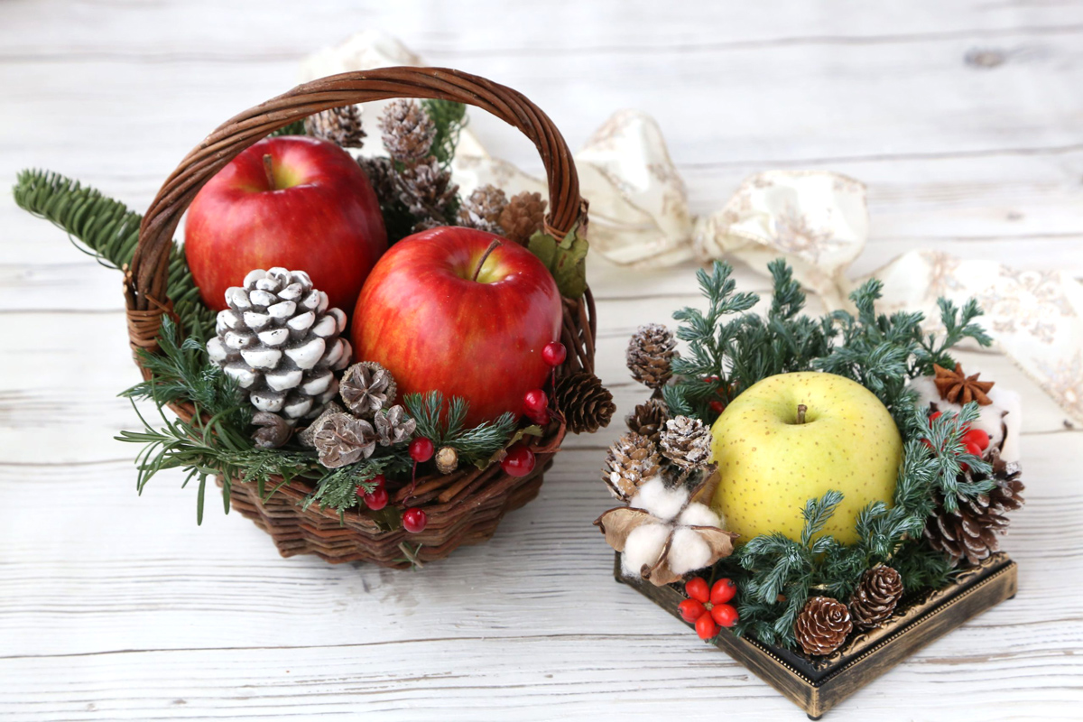 りんごとクリスマスの飾りを使ったテーブルアレンジ