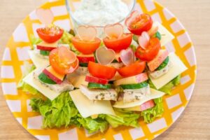 りんごのピンチョスサラダ　パセリのザジキソース添え