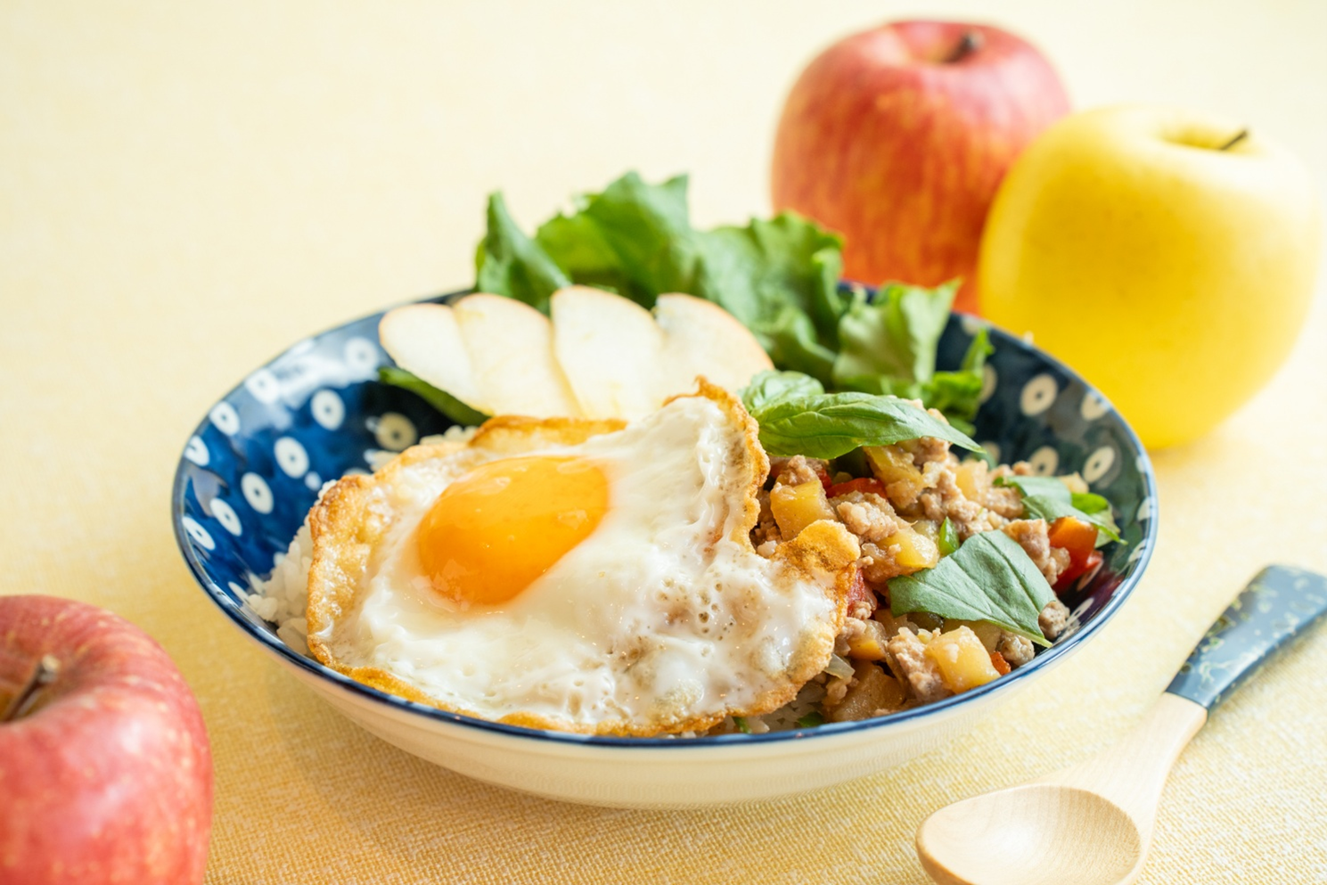 丸ごとりんごのガパオライス