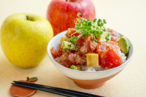 リンゴダレのマグロポキ丼